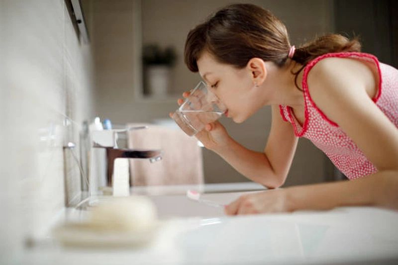 Bị xịt hơi cay thì phải làm sao