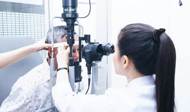 Bị xịt trúng hơi cay
