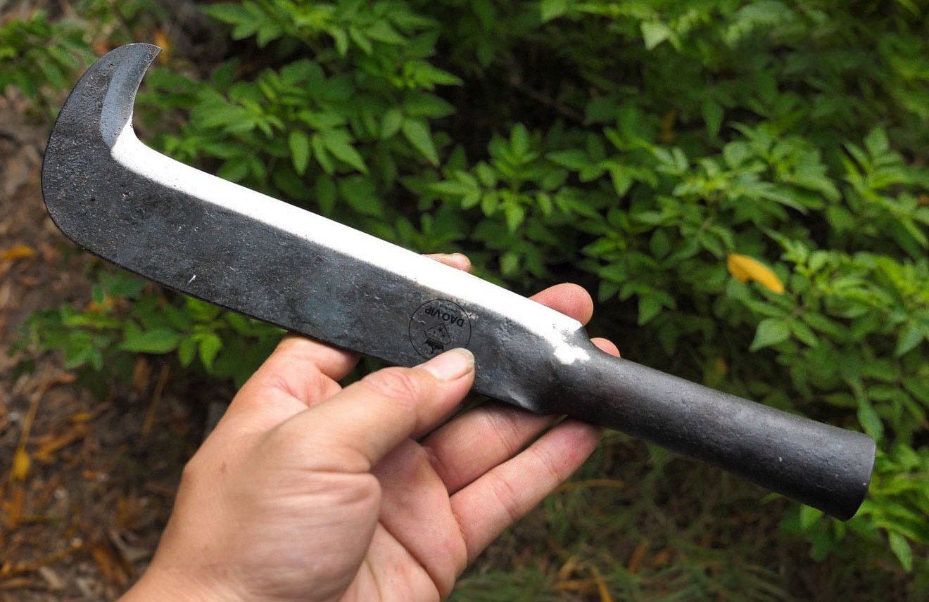 Dao phát quang đi rừng